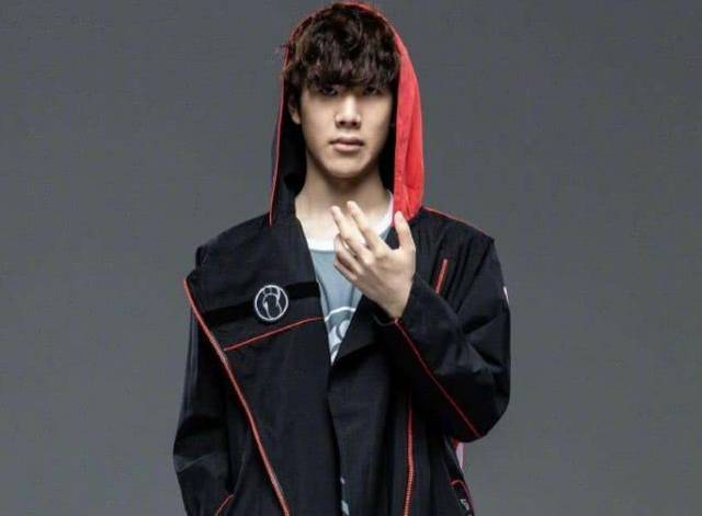 3分就足够了！ Donk 沉默， woxic 拯救了局面。EF连续追赶8个赛点并赢得加时赛，赢得了第一张地图