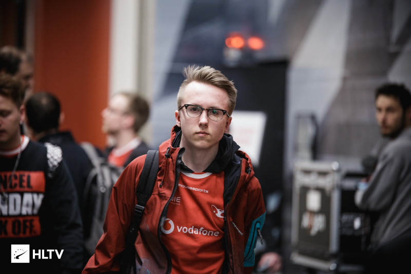 欧美权威媒体Dexerto选定2022 TOP5 最佳英雄联盟选手。其中TOP 3被LCK赛区包揽，4、5位来自LPL赛区。